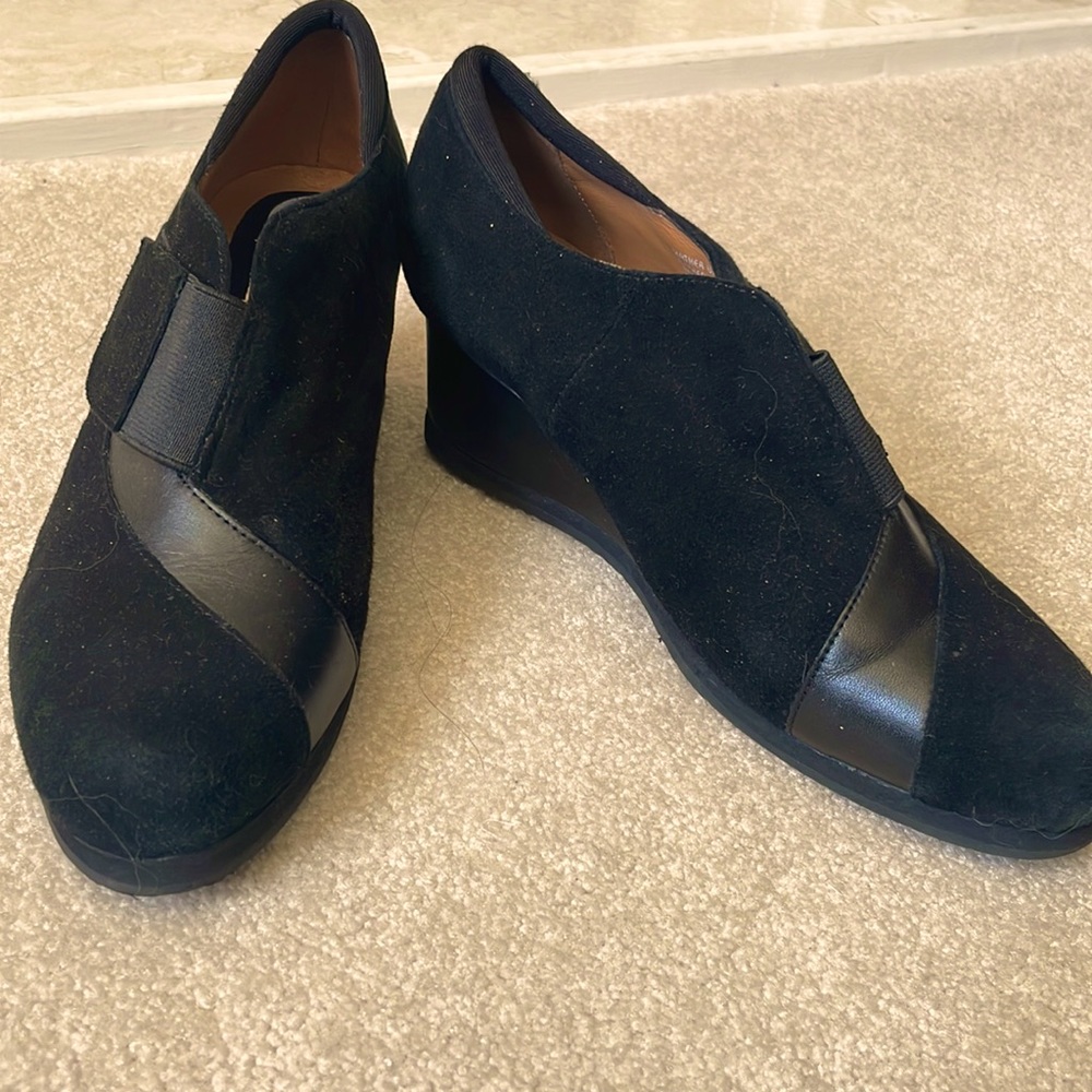CARTHIES BLACK WITH LEATHER TRIM PUMPS